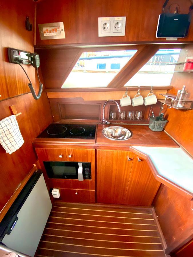 Laura Boat Hotel Sant Adria de Besos Ngoại thất bức ảnh